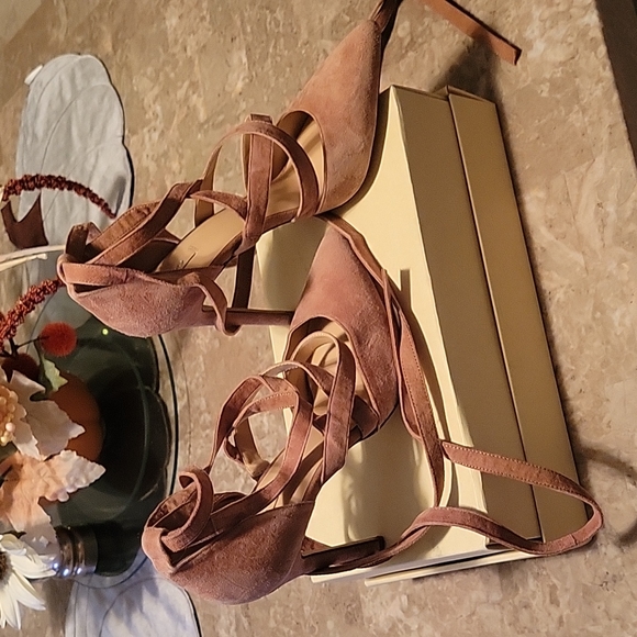 Beautiful suede Shoes - Picture 2 of 6